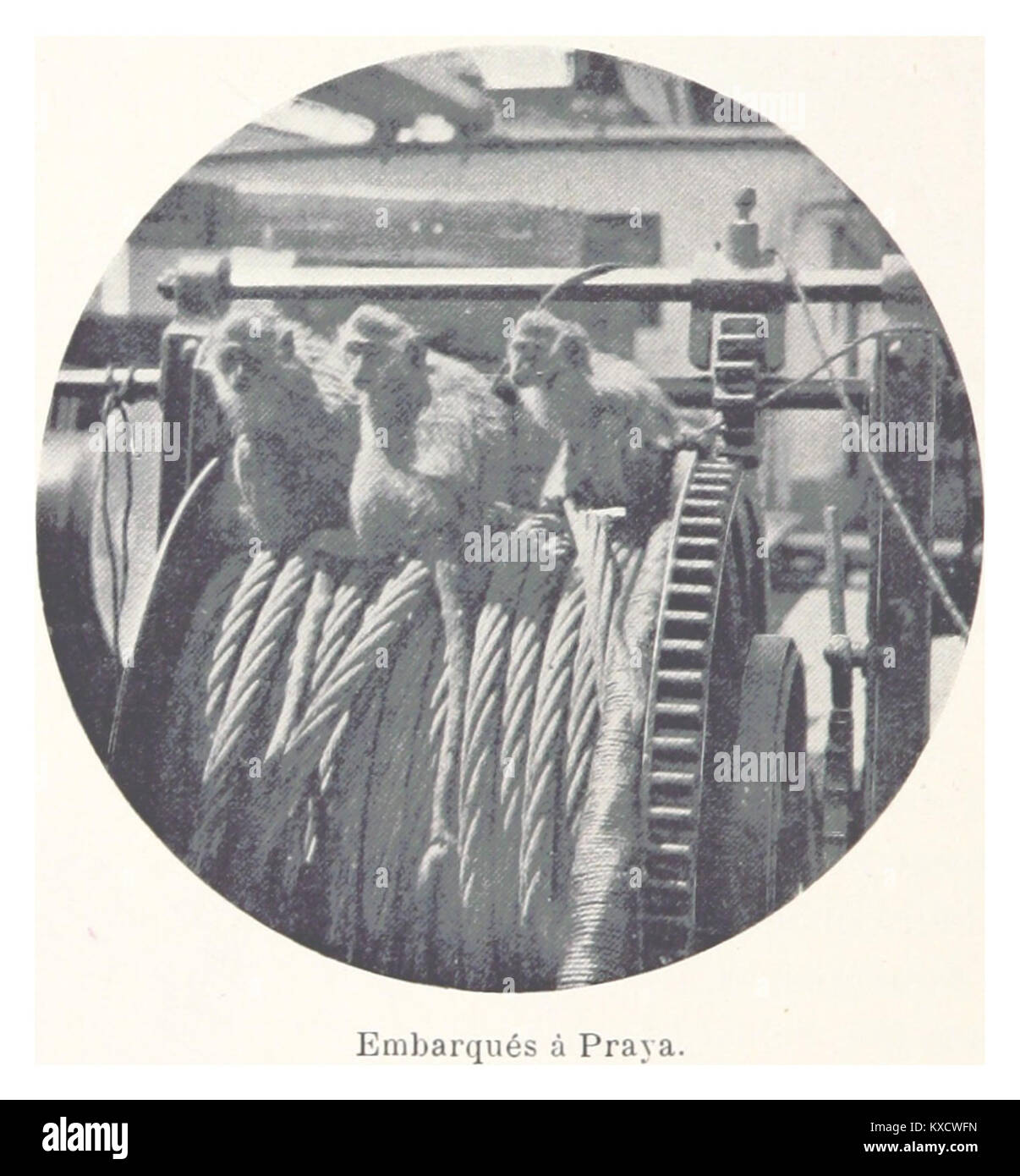 Une photographie historique intitulée « Embarqués à Praya » montrant des individus embarquant à bord d'un navire à Praya, faisant probablement référence à une scène portuaire sur l'île de Santiago, au Cap-Vert, au début du XXe siècle. Banque D'Images