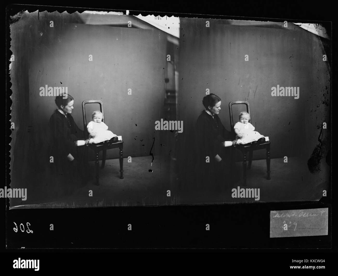 Cette photographie historique montre Bernhardine Olsen avec sa fille décédée Milda, dépeignant un portrait norvégien de deuil du début du XXe siècle. Banque D'Images