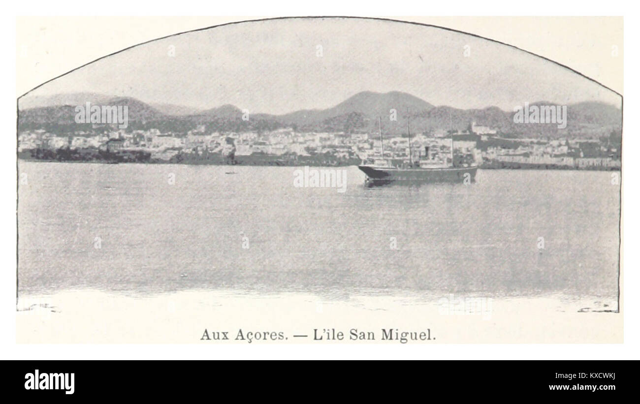 Une carte postale historique montrant l'île de São Miguel aux Açores, au Portugal, capturant le paysage côtier de l'île, le terrain volcanique et les environs atlantiques. Banque D'Images