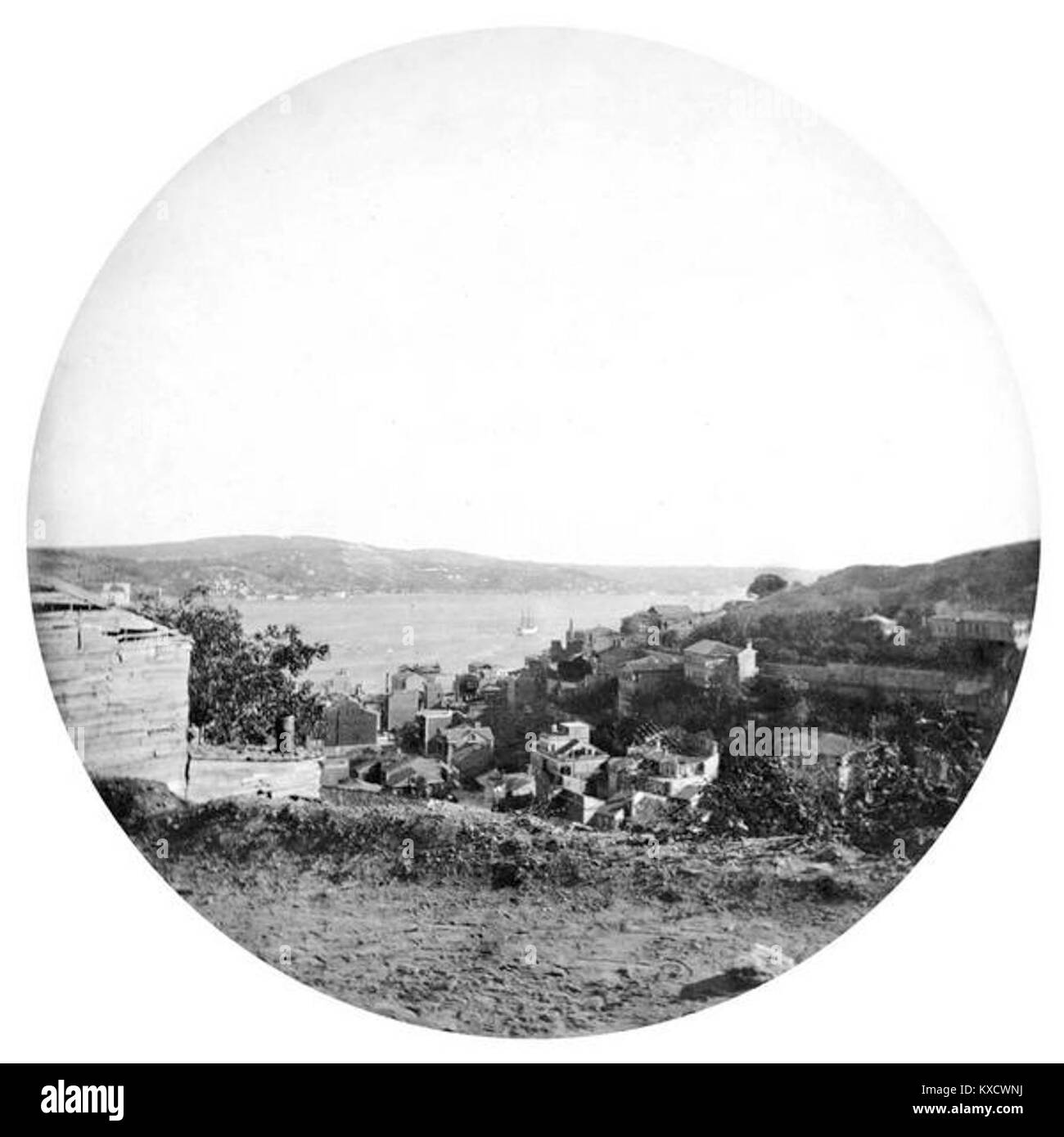 Cette image montre une vue du Bosphore, le détroit naturel qui relie la mer Noire et la mer de Marmara. Le Bosphore est une voie navigable clé en Turquie, reliant l'Europe et l'Asie. Banque D'Images