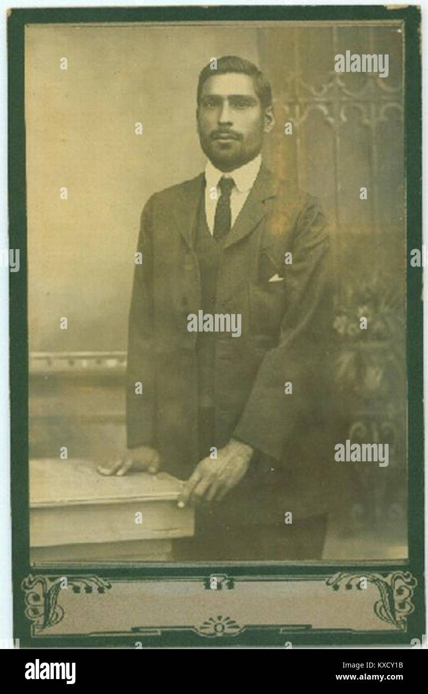 Cette photographie de cabinet du début du XXe siècle de Bombay montre un homme non identifié en tenue formelle, illustrant les techniques de photographie de portrait d'époque et la présentation en studio courantes dans l'Inde coloniale. Banque D'Images