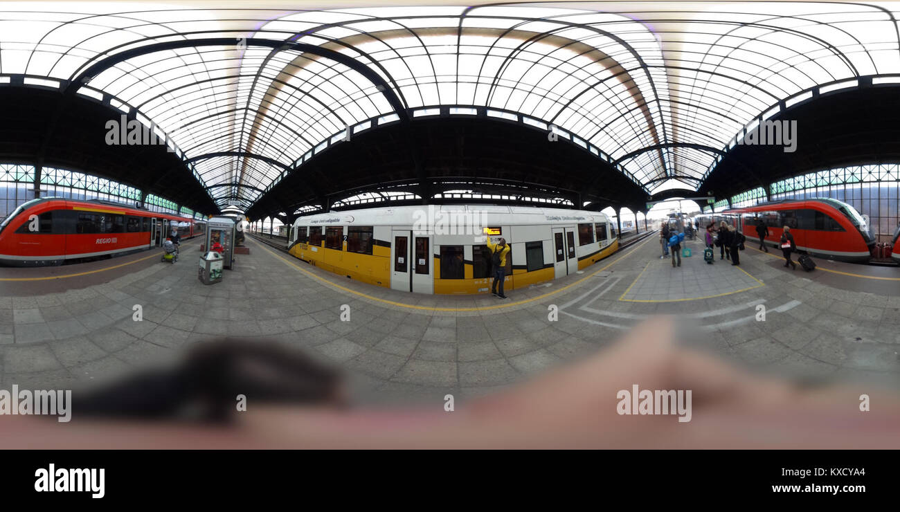 Il s'agit d'une vue panoramique à 360° de la gare Bahnhof Görlitz, située à Görlitz, en Allemagne. La photo montre l'environnement complet de la station, capturant les structures environnantes et la zone de transit. Banque D'Images