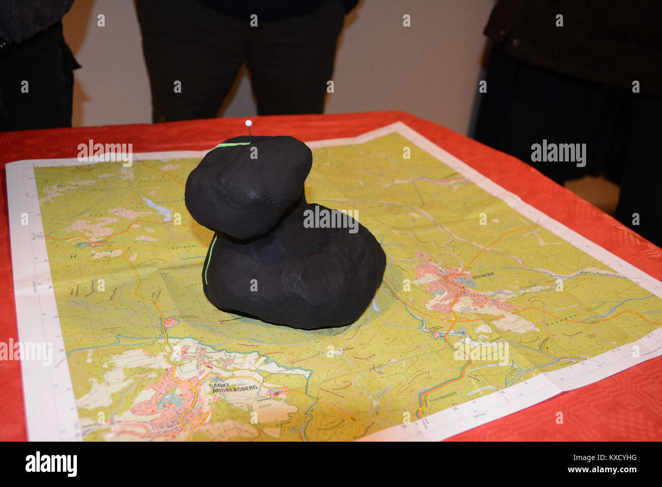 Un modèle de forme 3D de la comète 67P/Churyumov-Gerasimenko créé à partir de données par le vaisseau spatial Rosetta de l’Agence spatiale européenne, montrant la forme irrégulière à deux lobes et le terrain de surface de la comète. Banque D'Images