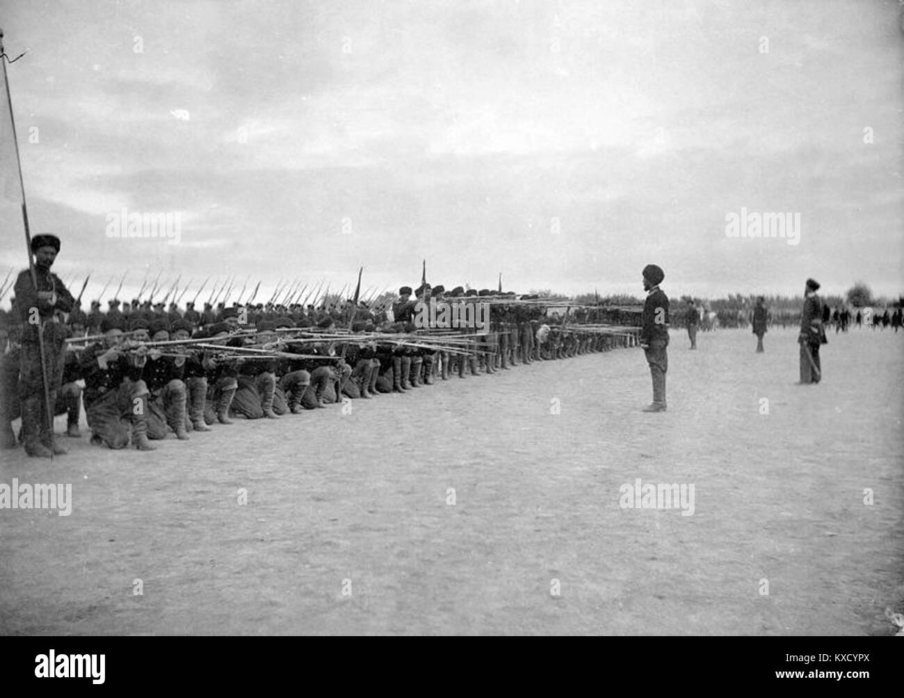 Photographie intitulée 'Boukhara. Examen militaire," montrant une inspection militaire ou un défilé à Boukhara. L'image représente le personnel en uniforme en formation pendant l'événement. Banque D'Images