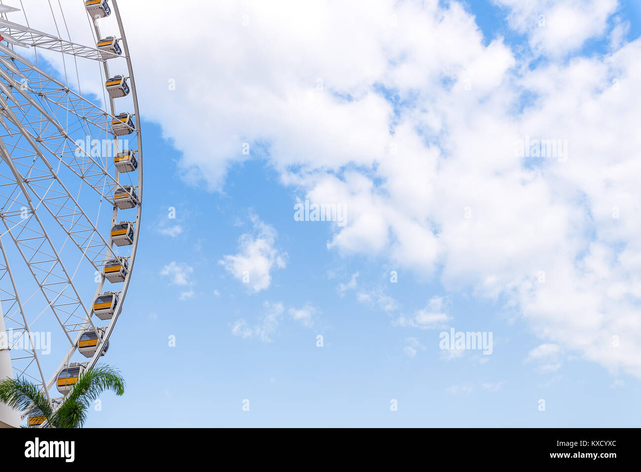 Grande roue, avec ciel bleu et nuages de fond. Banque D'Images
