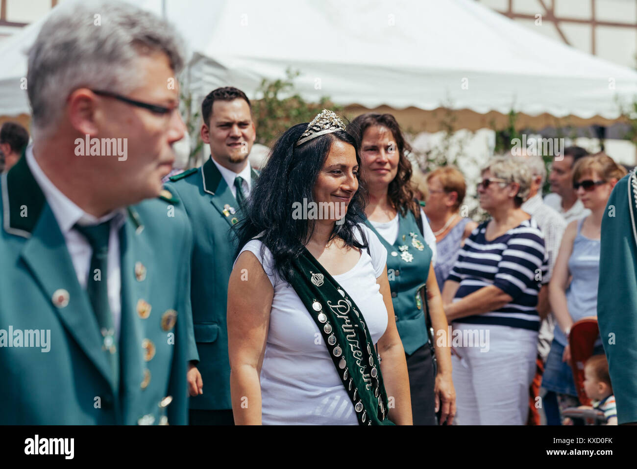 Cette image représente le Wanfrieder Vogelschießen 2017, un concours de tir allemand traditionnel faisant partie d’un festival local qui met en valeur les coutumes, la communauté et le patrimoine culturel de la ville. Banque D'Images