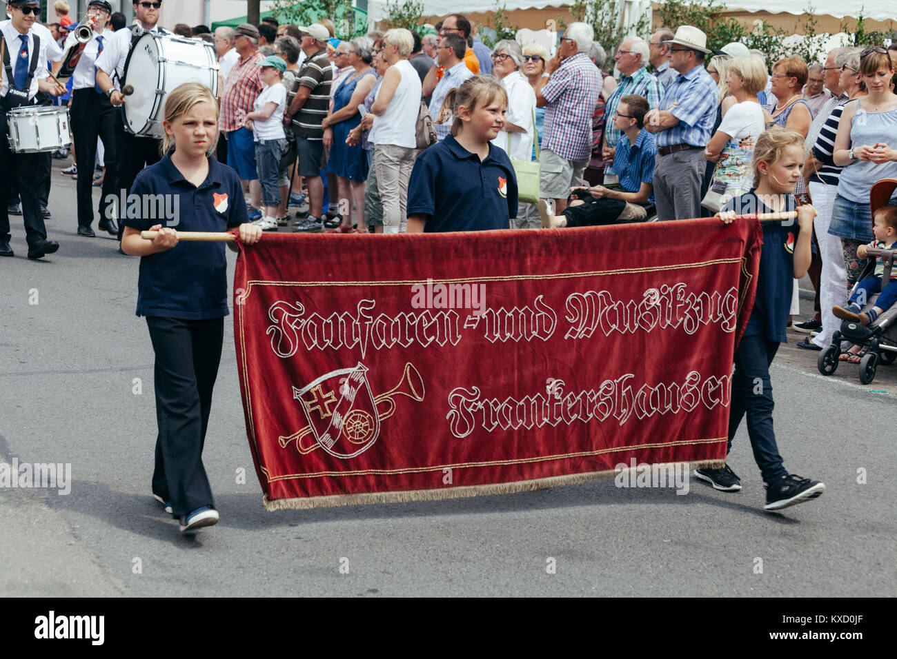 Cette photographie prise en 2017 à Wanfried, en Allemagne, documente un événement de tir d'oiseaux, illustrant la poursuite des célébrations traditionnelles de Vogelschießen et la participation de la communauté locale. Banque D'Images