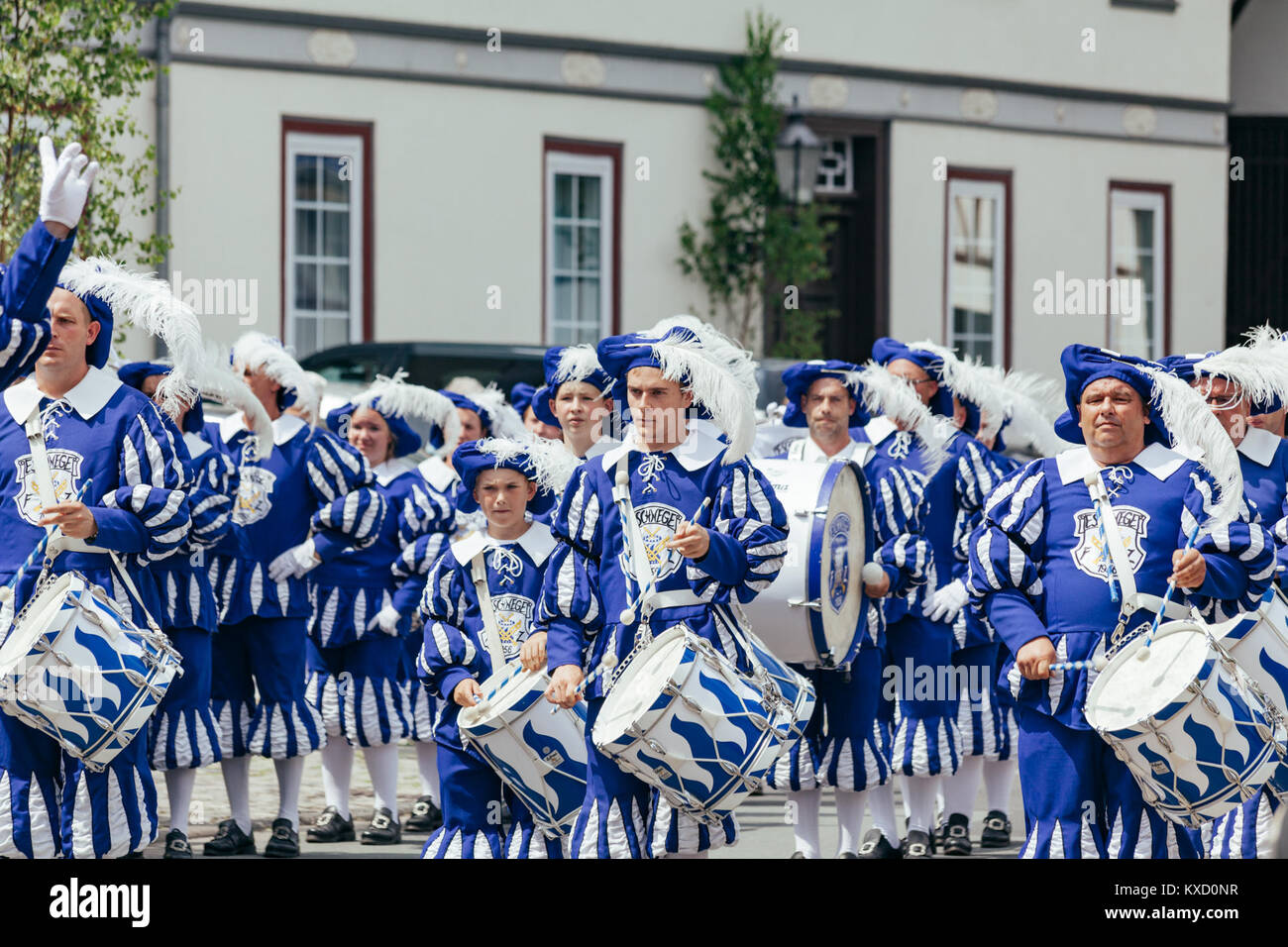 Cette image, intitulée « Wanfrieder Vogelschießen 2017 », montre un événement allemand traditionnel, avec les participants engagés dans un festival communautaire centré sur le tir sur cible, souvent une activité sociale et festive dans les zones rurales. Banque D'Images