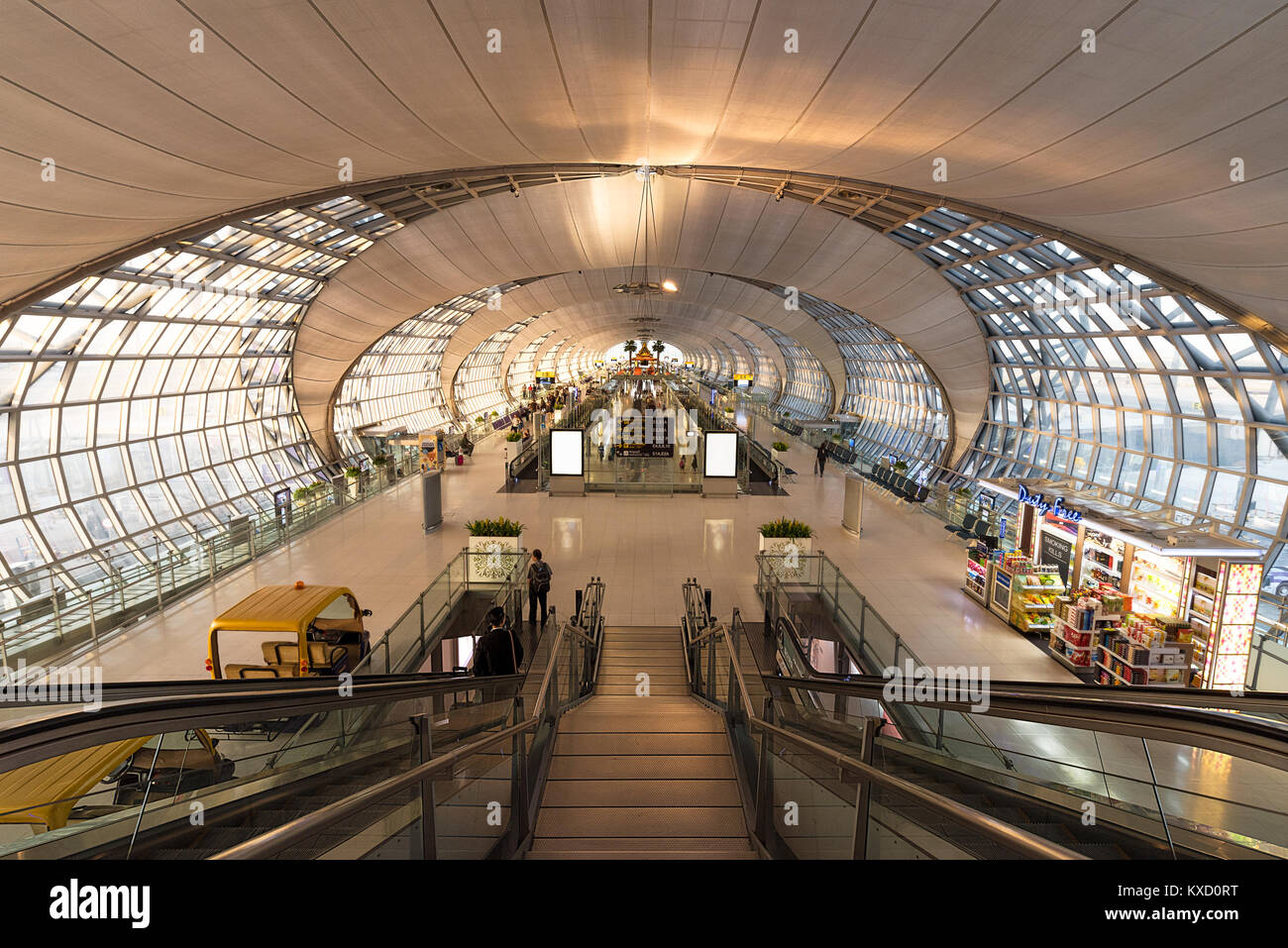 23 juin 2017, l'aéroport Suvarnabhumi de Bangkok, Thaïlande. Le terminal de départ des passagers. L'architecture moderne et élégante. Banque D'Images