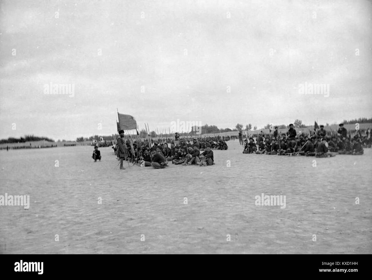 Cette photographie montre une revue militaire à Boukhara, montrant des soldats assemblés pour inspection ou défilé, représentant la présence militaire du début du XXe siècle en Asie centrale. Banque D'Images