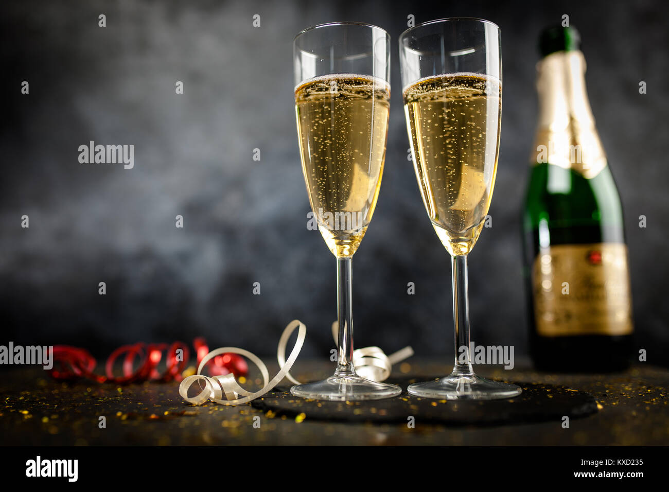 Deux verres de champagne dans la région de golden glitter Banque D'Images