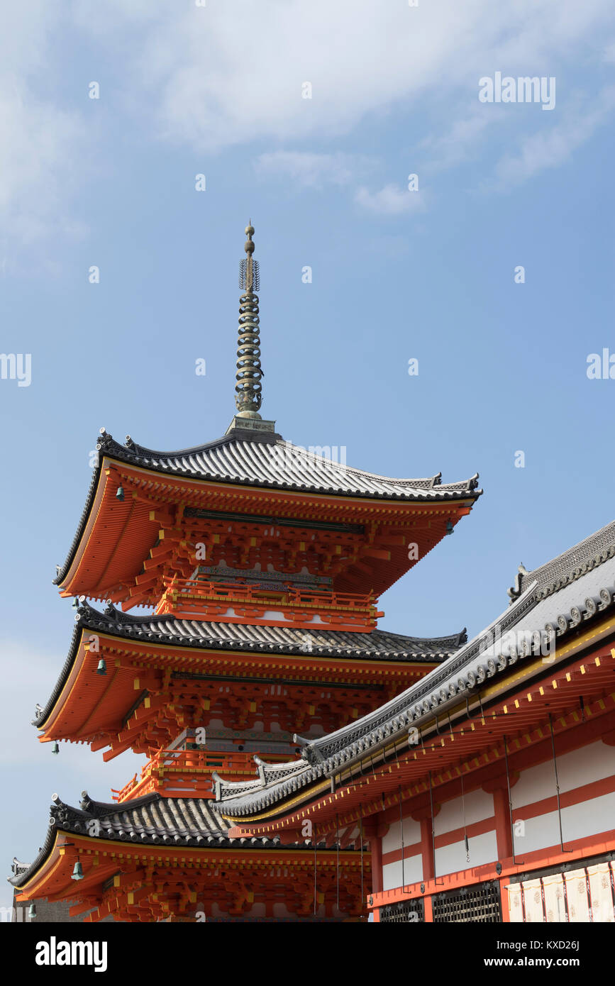 Low angle view of Temple Kiyomizu-dera against sky Banque D'Images