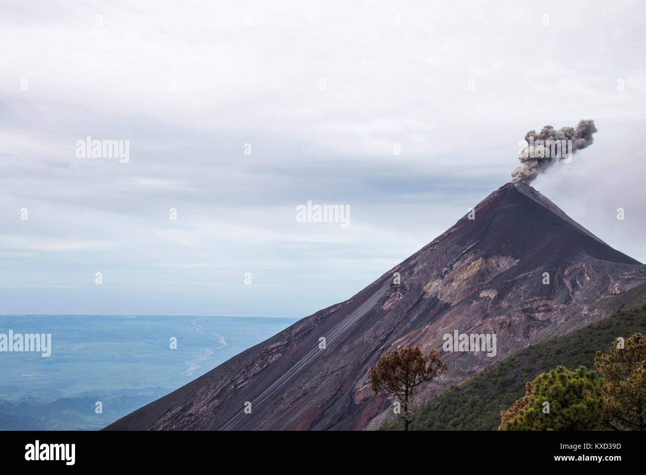 Vue idyllique de volcan actif à l'Acatenango contre ciel nuageux Banque D'Images