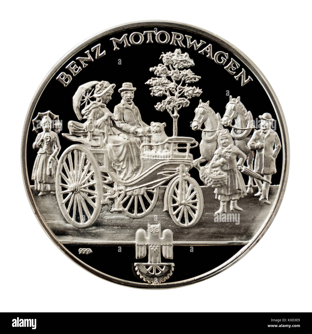 99,9 % la preuve logo de couleur argent avec Karl Benz d'un côté et son automobile Benz Patent de 1885 de l'autre côté. Banque D'Images