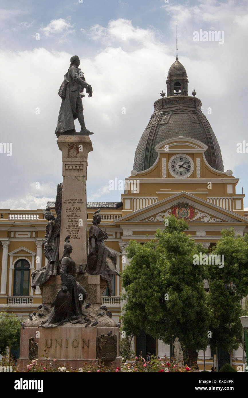 Low angle view of statue contre l'édifice du parlement Banque D'Images
