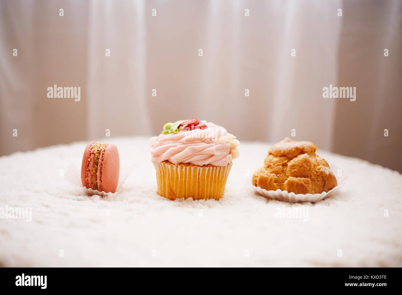 Close-up of sweet food on tablecloth Banque D'Images