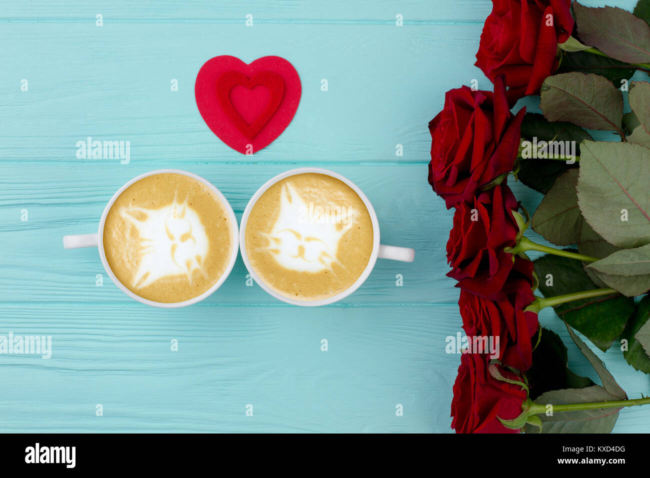 Roses rouges, tasses de Cappuccino et le coeur. Banque D'Images