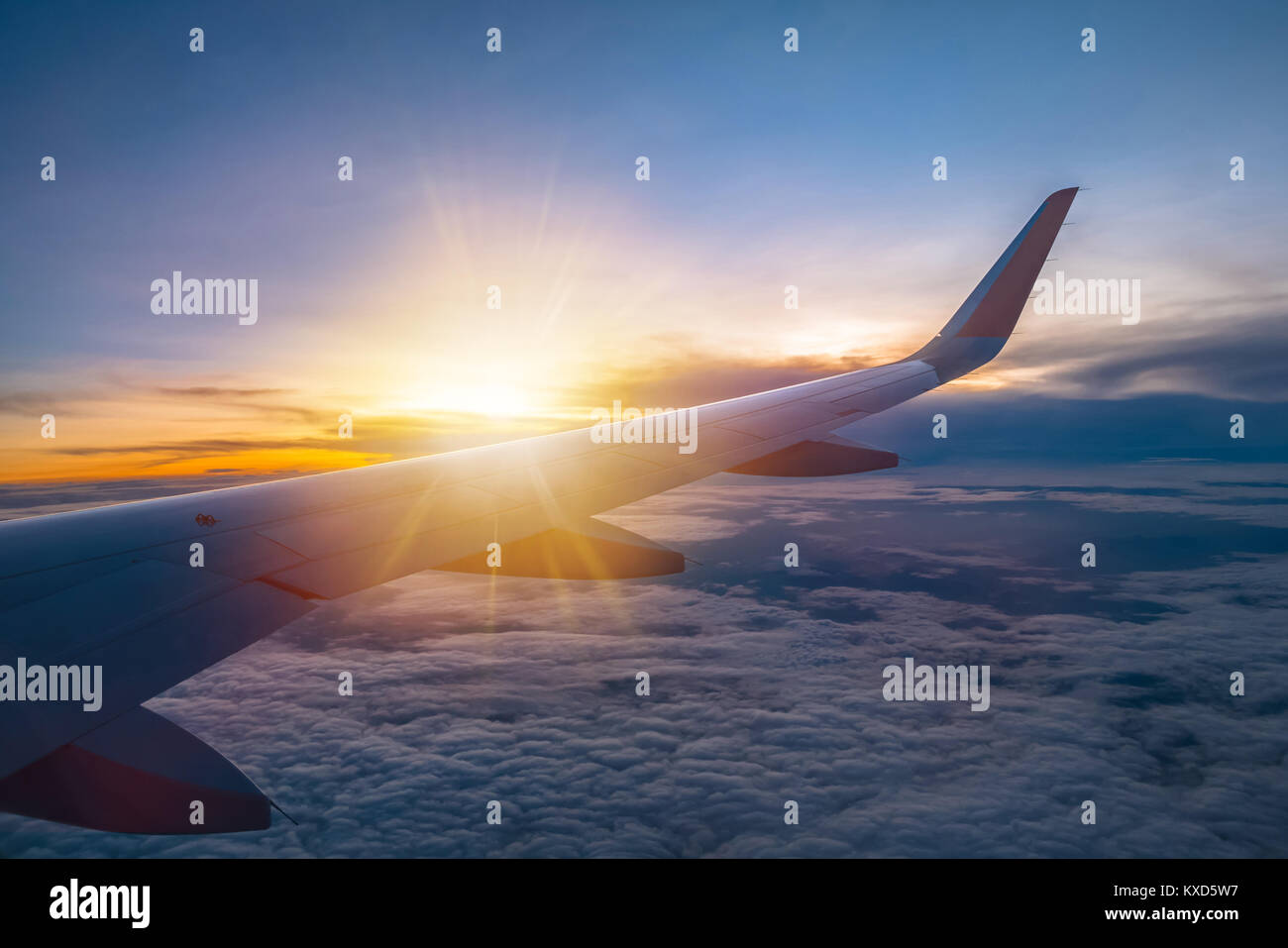 Lever de soleil magnifique vue de la fenêtre siège sur avion. Banque D'Images