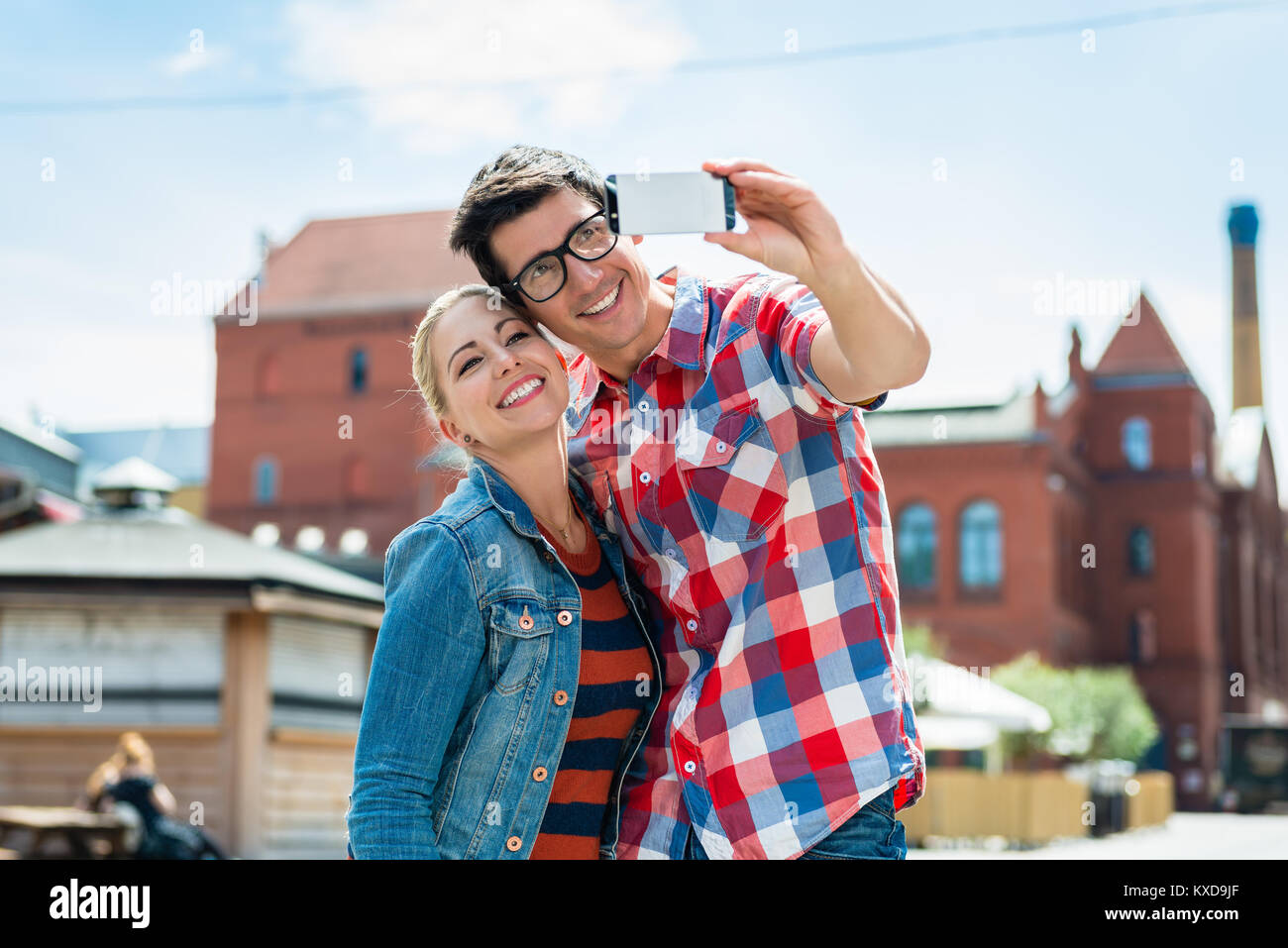 Couple de touristes en tenant à Berlin sur le toit selfies Banque D'Images