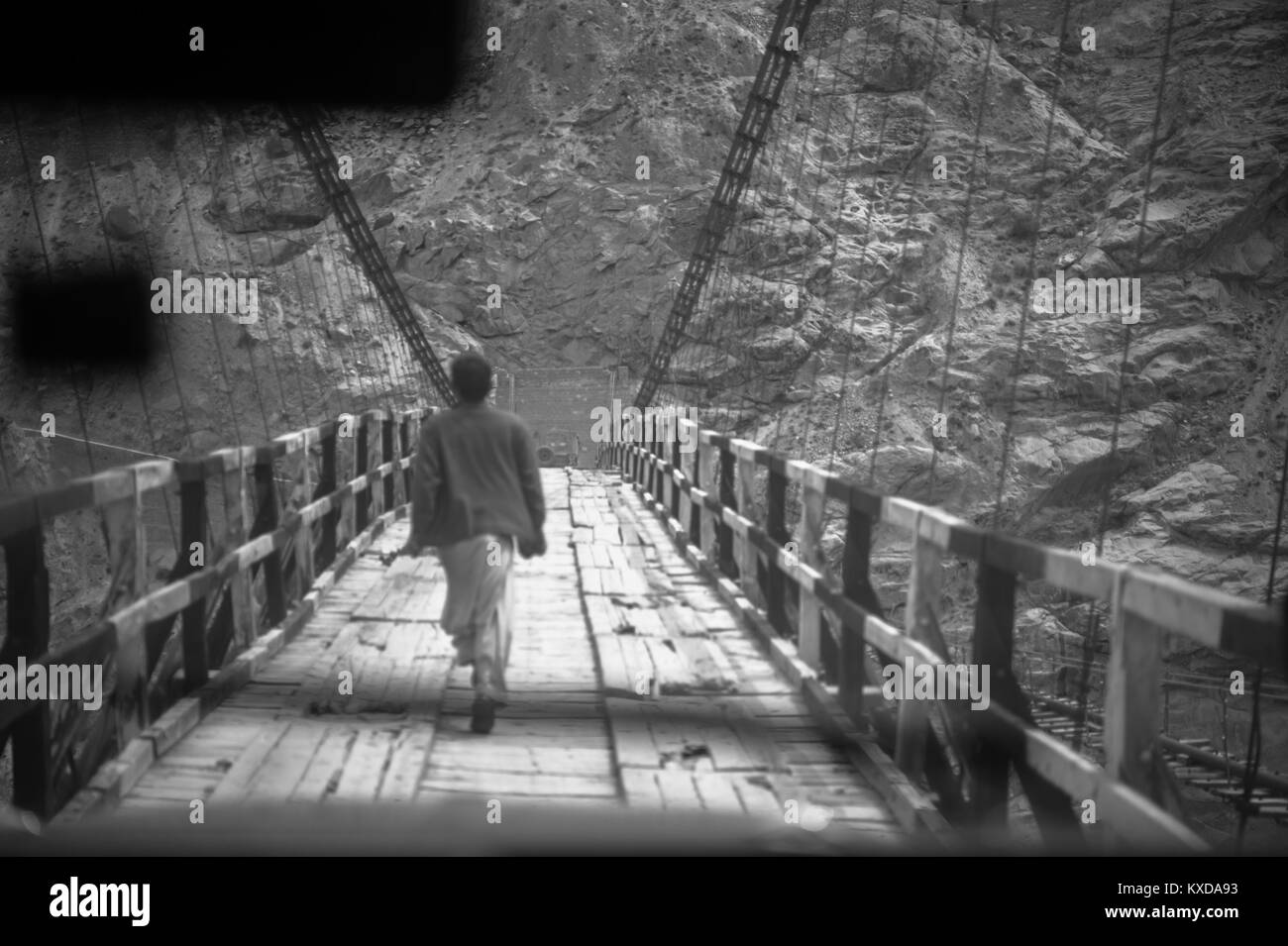 Homme marchant sur le pont de bois Banque D'Images