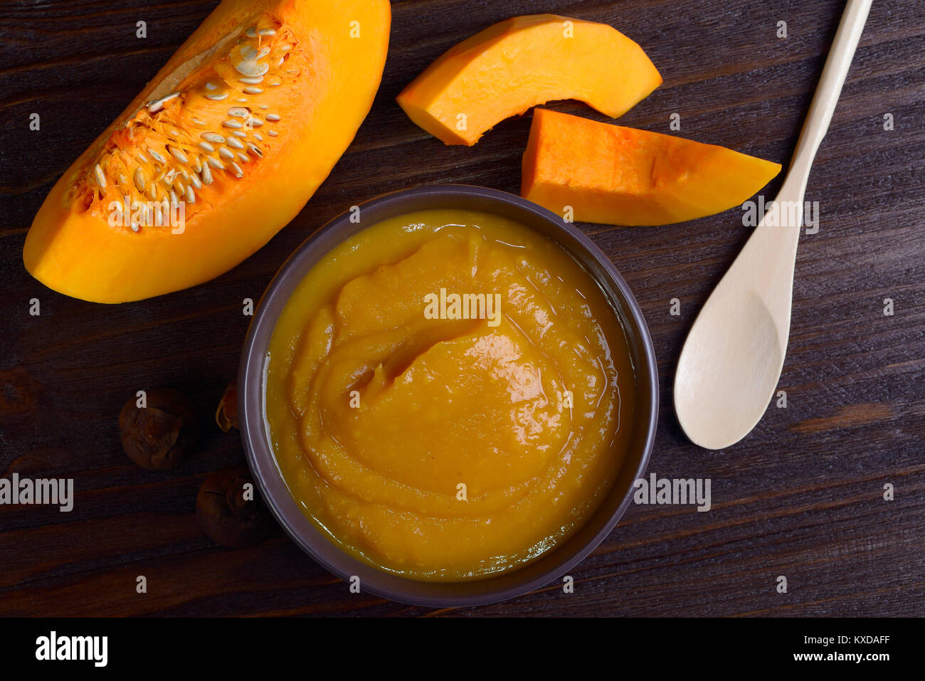 Bol Avec Puree De Potiron Entoure Par Des Morceaux De Citrouille Vue D En Haut Photo Stock Alamy