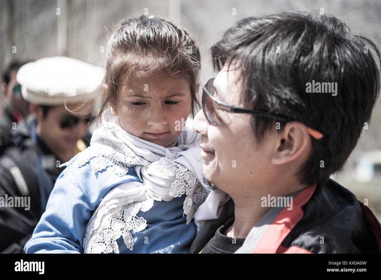 HUNZA, PAKISTAN - 14 avril : Enfants non identifiés dans un village de l'Hunza, 14 avril 2014 à Hunza, le Pakistan avec une population Banque D'Images