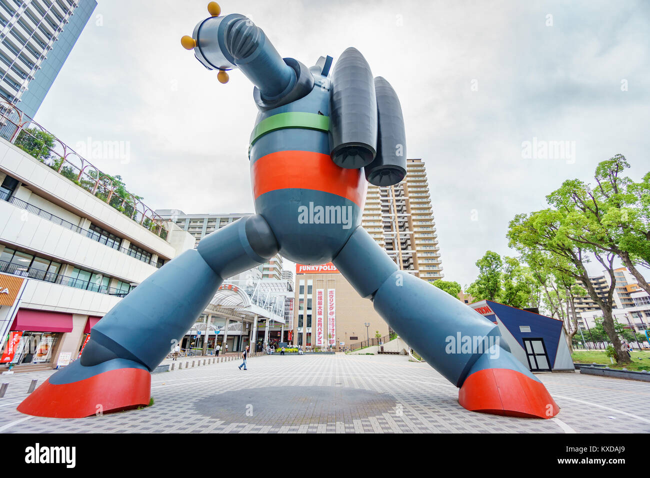 KOBE, JAPON - 5 juin 2015 : Tetsujin-28-go statue a été construite pour commémorer le 15e anniversaire du grand tremblement de terre de Hanshin (Kobe, janvier 17th, 1995). Banque D'Images