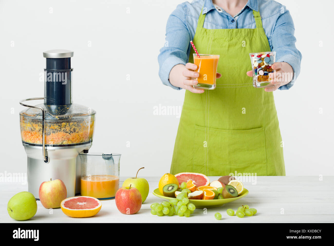 Style de vie sain et un régime alimentaire concept. Jus de fruits, des pilules et des suppléments de vitamine, femme de faire un choix, concept. Banque D'Images