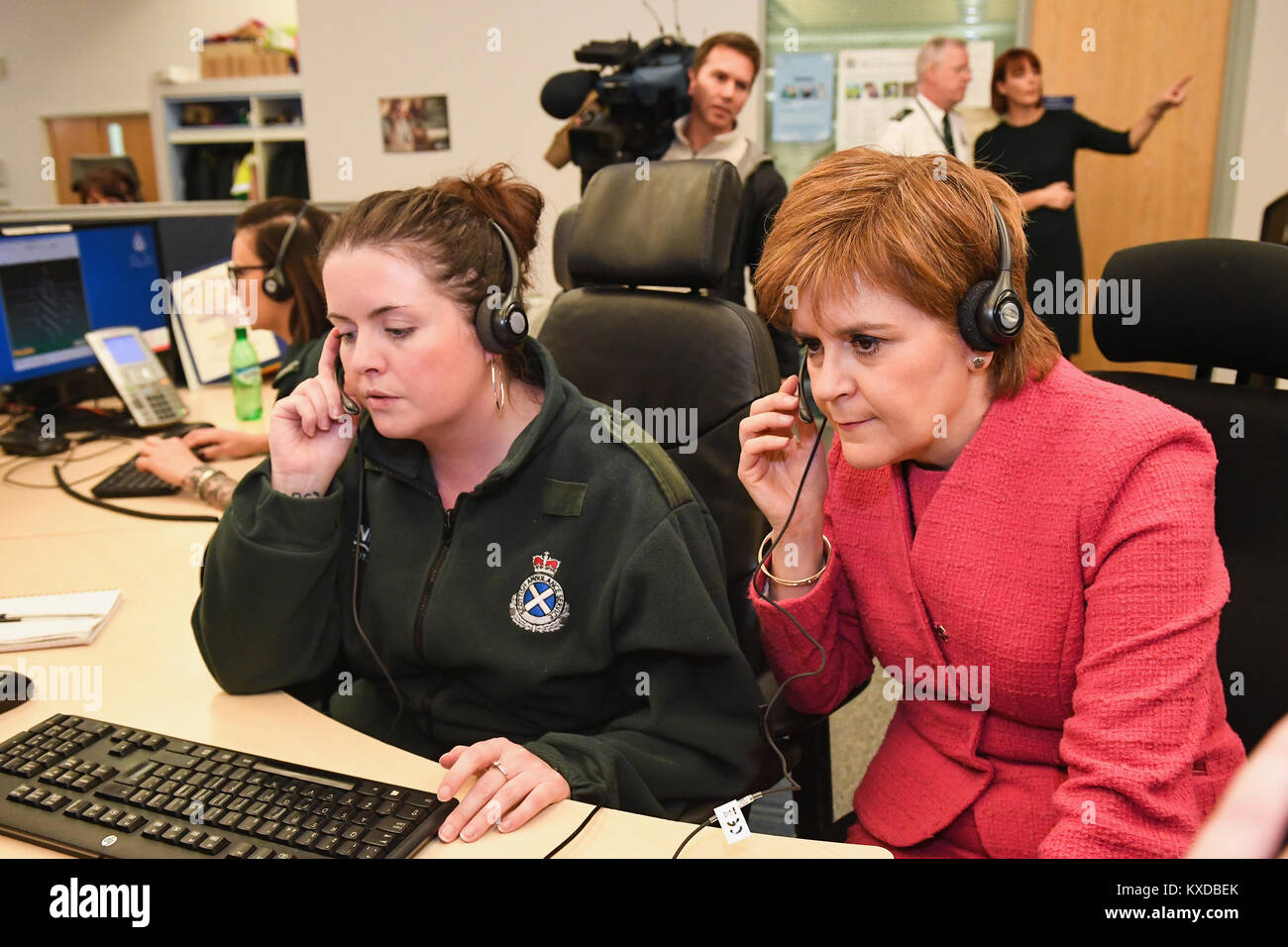 Premier ministre écossais Nicola Sturgeon, répond aux appels de service d'Ambulance écossais avec les manutentionnaires et le personnel du NHS 24 à un centre de contrôle de l'Ambulance à Glasgow. Banque D'Images