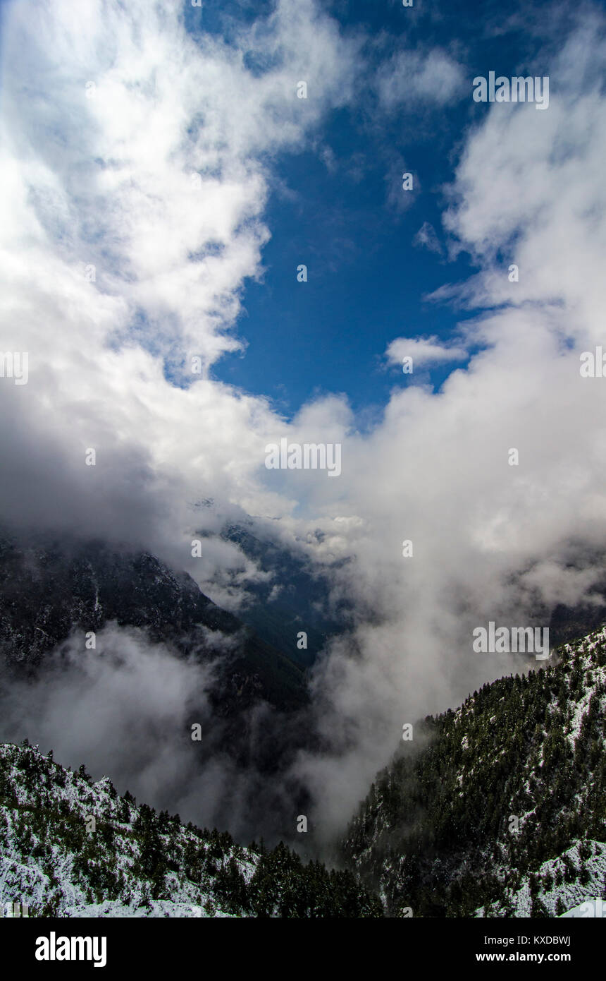 Nuages dans la vallée de Khumbu la montagne, Pangboche, Solu-Khumbu, Népal Banque D'Images