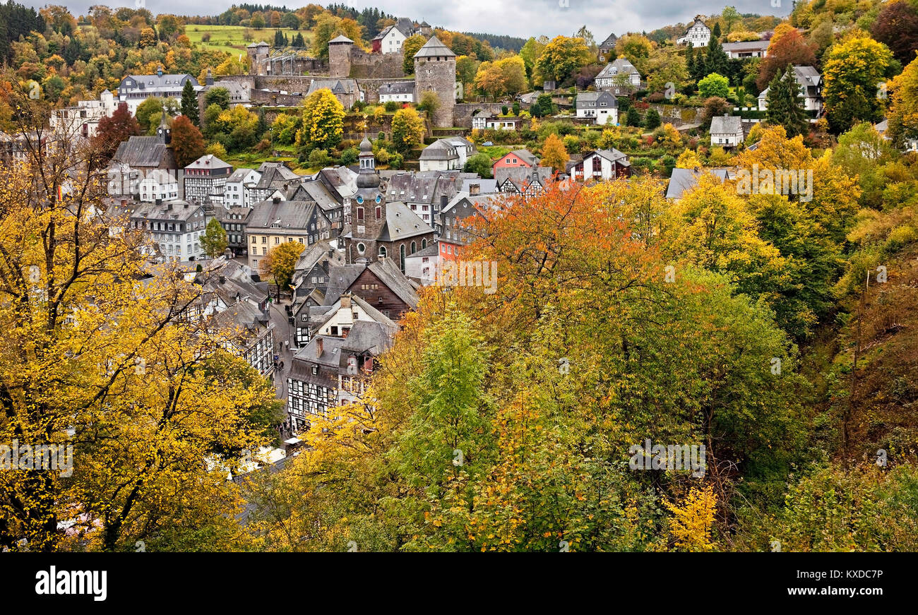 Vue sur la ville médiévale en automne,Monschau Eifel,,Rhénanie du Nord-Westphalie,Allemagne Banque D'Images