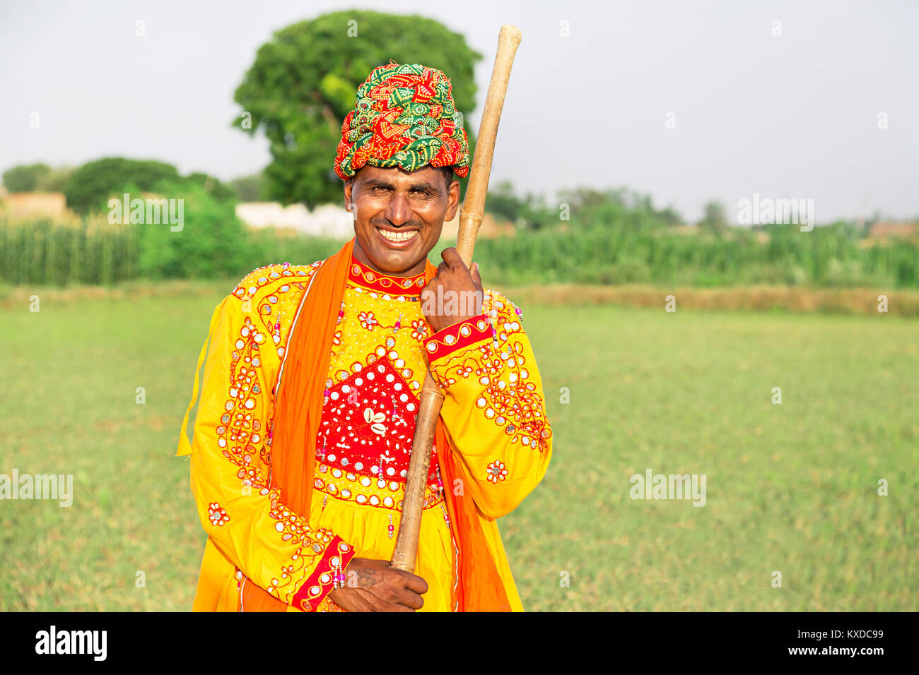 1 Rural Indien Gujrati Farmer Man Standing Smiling Domaine Village Banque D'Images