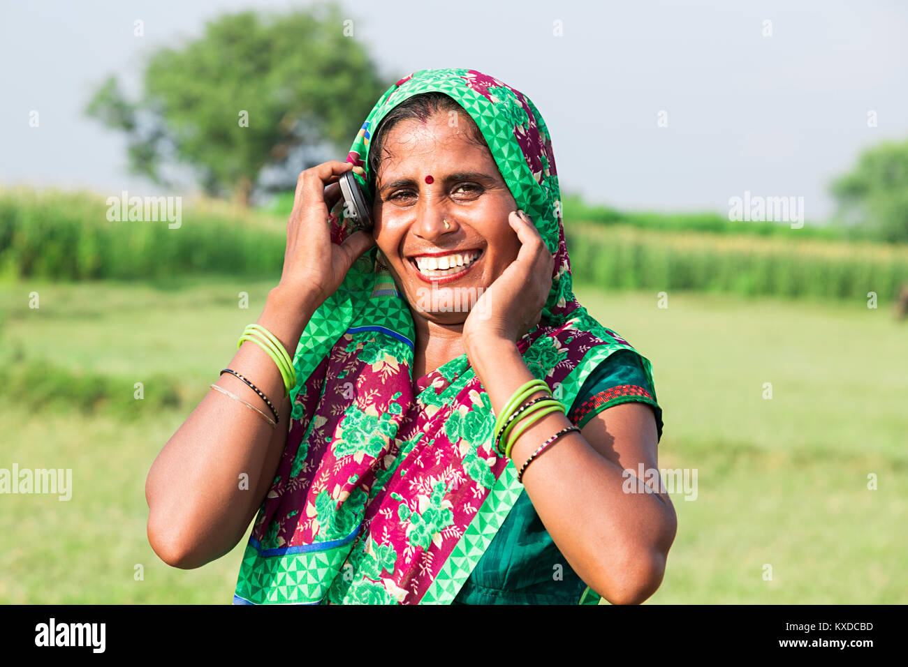 Smiling 1 femme femme au foyer rural indien Talking On Mobile Phone Banque D'Images