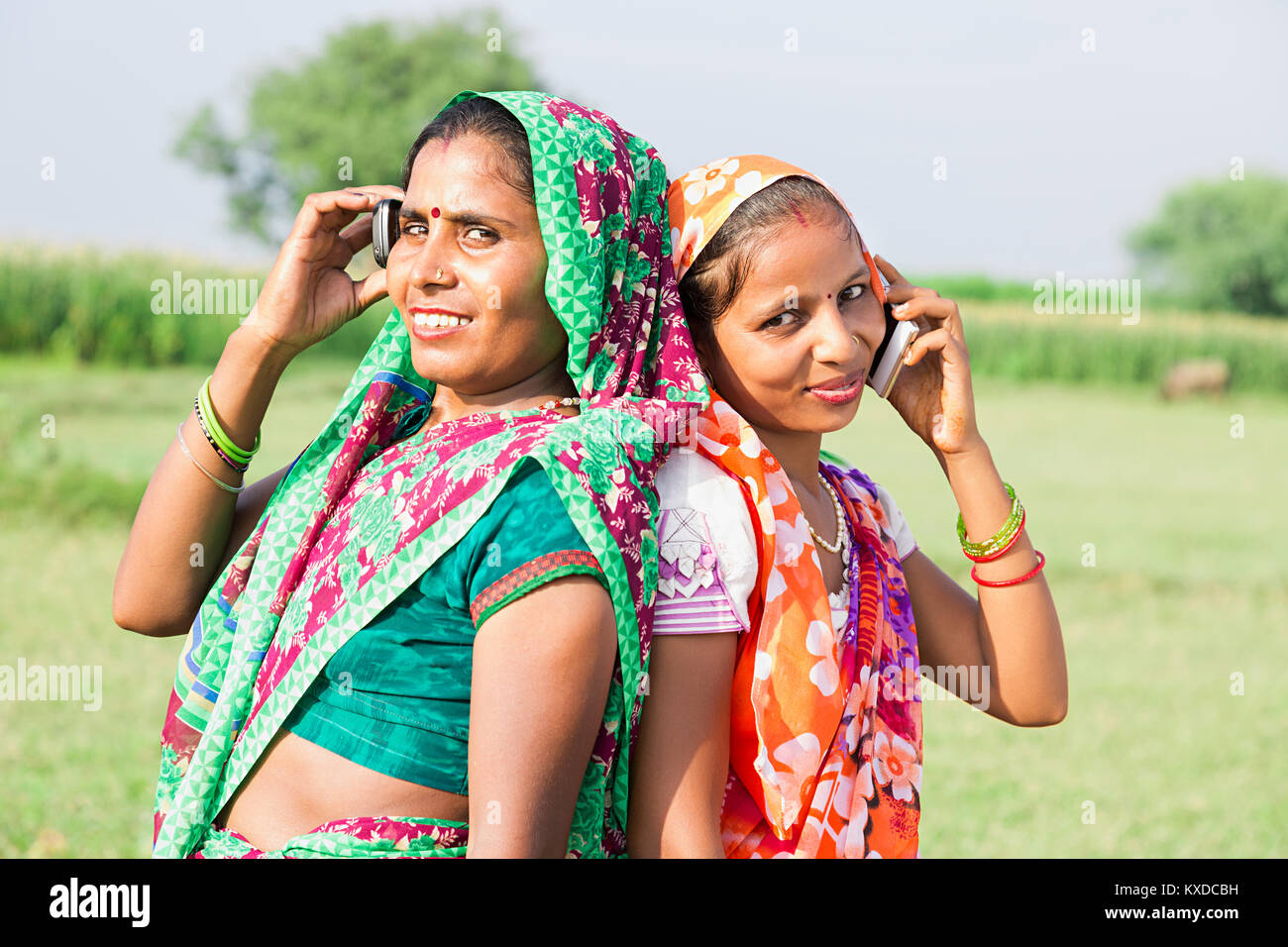 2 villageois indiens de femmes Téléphone parlant Banque D'Images