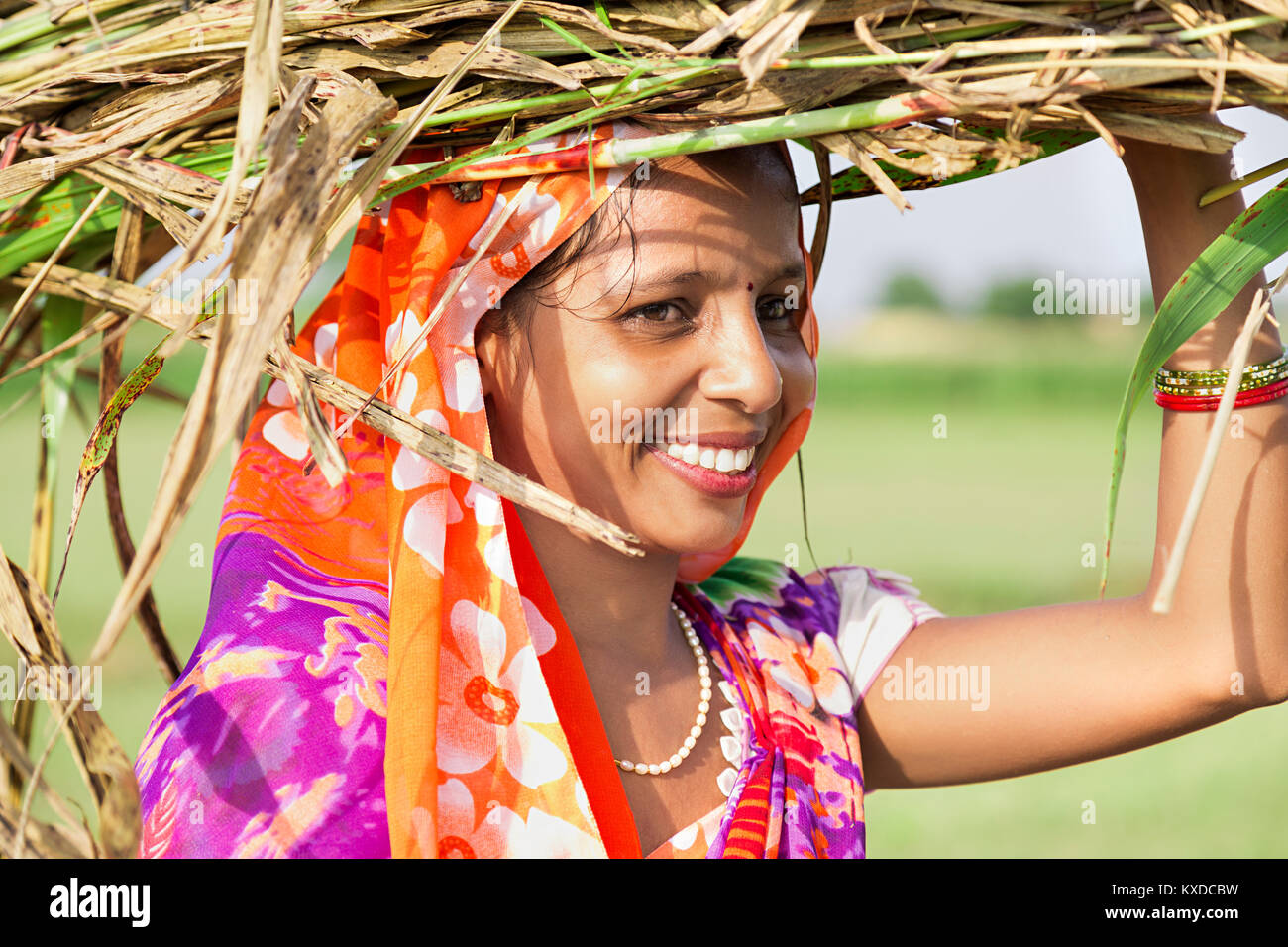 1 agriculteurs indiens ménagère femme portant sur la tête des mauvaises herbes Village Banque D'Images