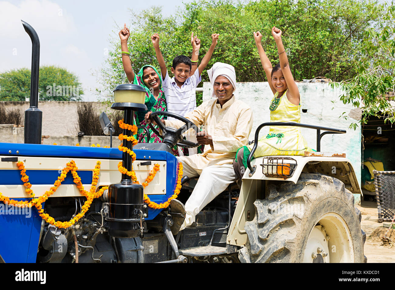 Famille d'agriculteurs indiens les parents et enfants du Village gai du tracteur Banque D'Images