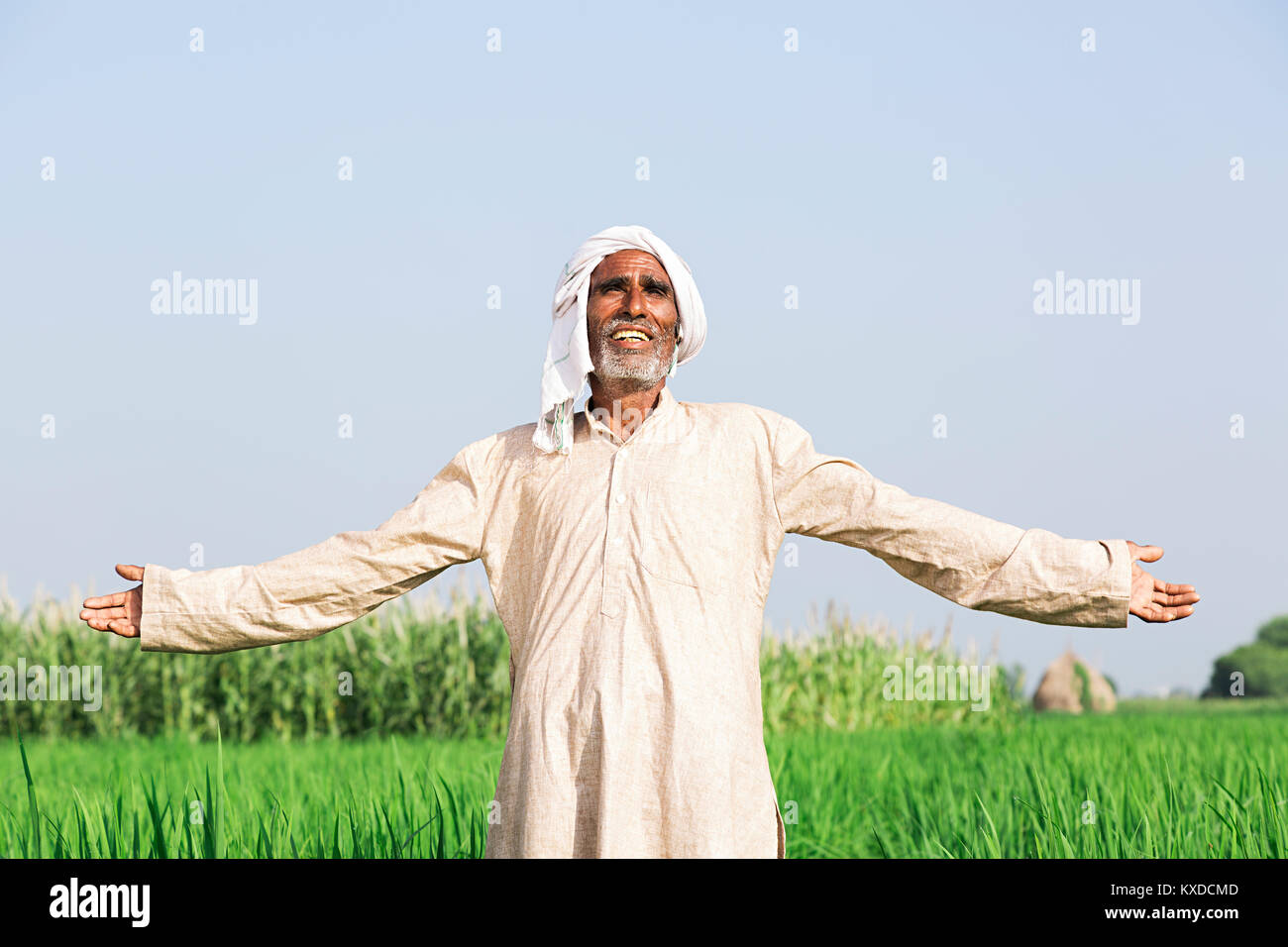 1 Les agriculteurs ruraux indiens Man Arms Outstretched Standing Domaine Banque D'Images