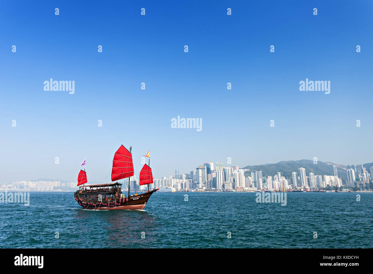 HONG KONG - le 21 février : La junk boat offre la visite du port le 21 février 2013 à Hong Kong. Une jonque traditionnelle chinoise rouge, Aqua Luna, est Banque D'Images