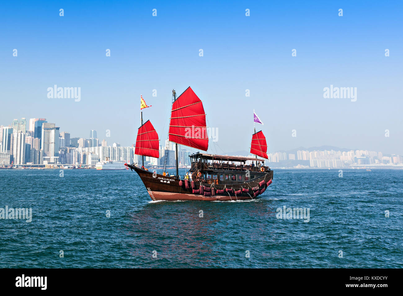 HONG KONG - le 21 février : La junk boat offre la visite du port le 21 février 2013 à Hong Kong. Une jonque traditionnelle chinoise rouge, Aqua Luna, est Banque D'Images