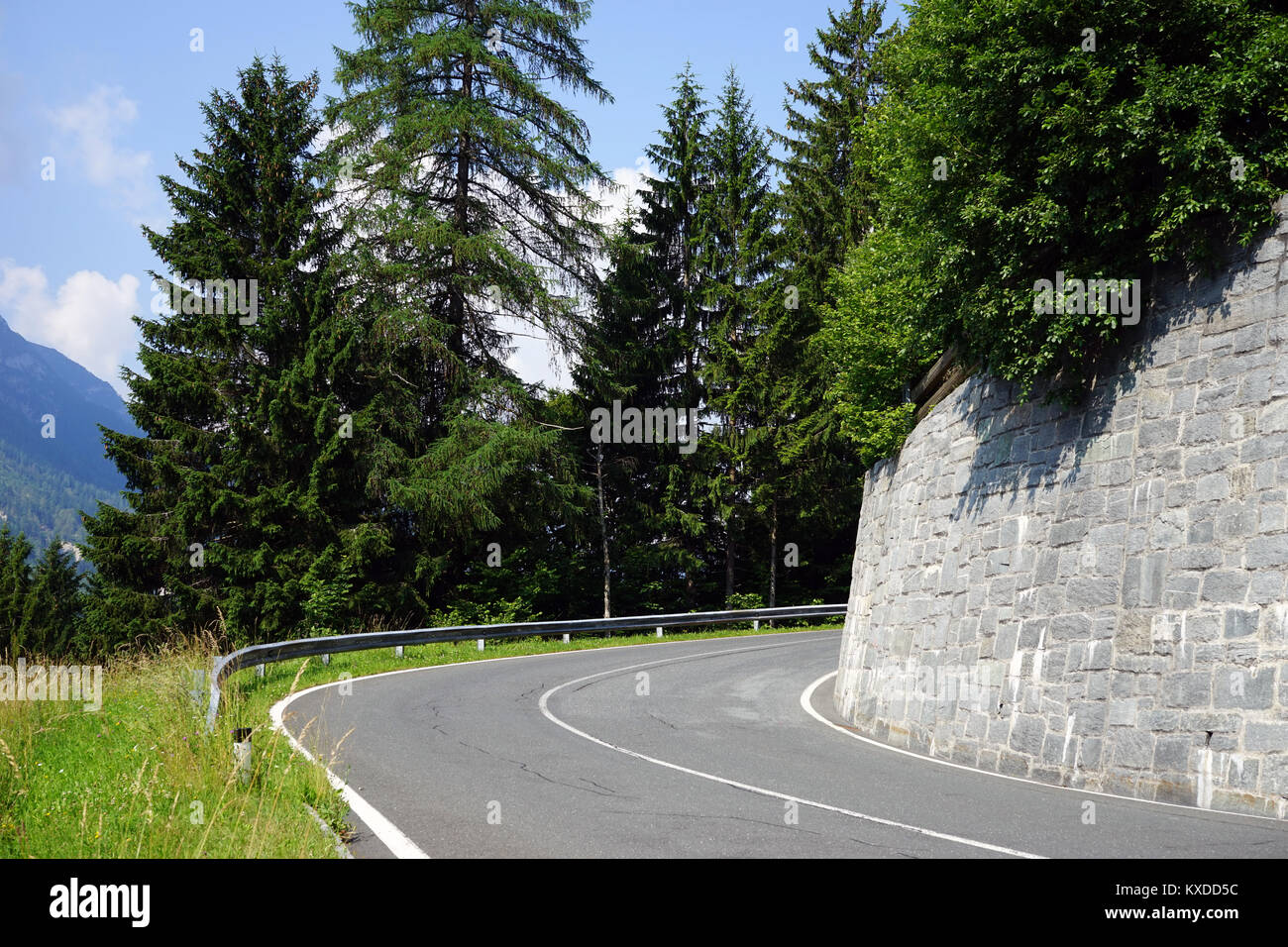 Un virage de la route dans les Alpes en Autriche Banque D'Images