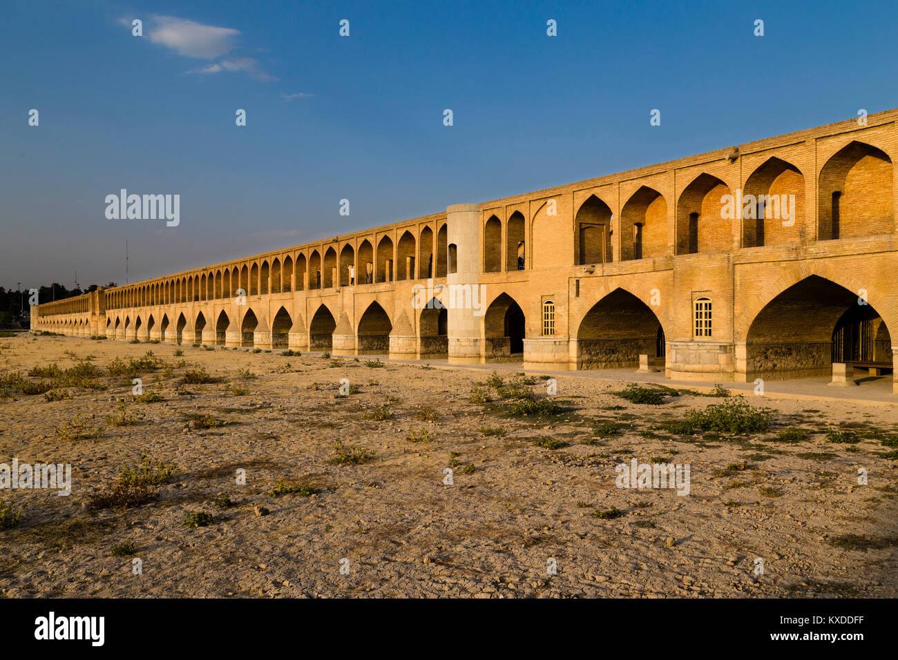 Si-O-Seh Pol ou Si-O-Seh Pont sur la rivière Zayandeh séchées,Esfahan,Iran Banque D'Images