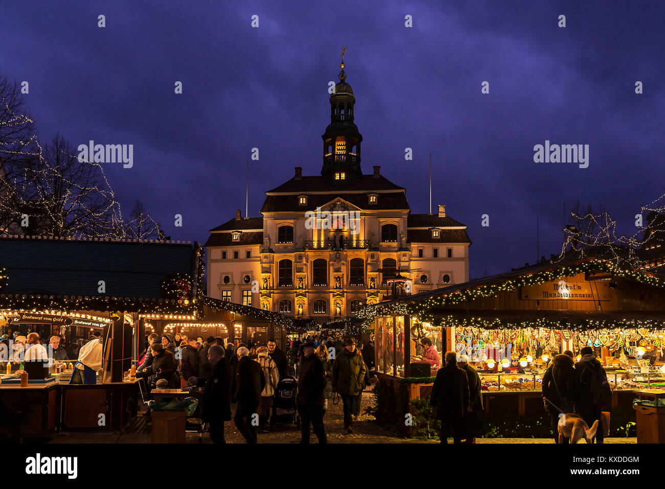 Hôtel de ville avec marché de Noël,lumineux colorés aux alentours de Noël, Lunebourg, Basse-Saxe, Allemagne Banque D'Images