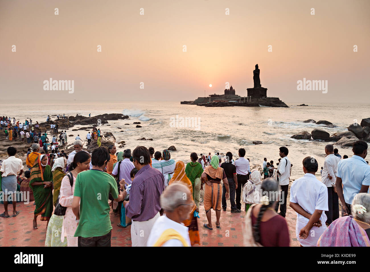 KANYAKUMARI, INDE - Le 21 mars : de nombreux piligrims au lever du soleil près de Vivekananda Memorial Rock et Thiruvalluvar statue le 21 mars 2012, Kanyakumari, J Banque D'Images