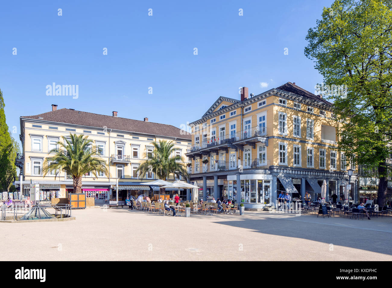 L'hébergement et les bâtiments commerciaux à Bahnhofstraße, dans le quartier thermal,Bad Pyrmont, Basse-Saxe, Allemagne Banque D'Images