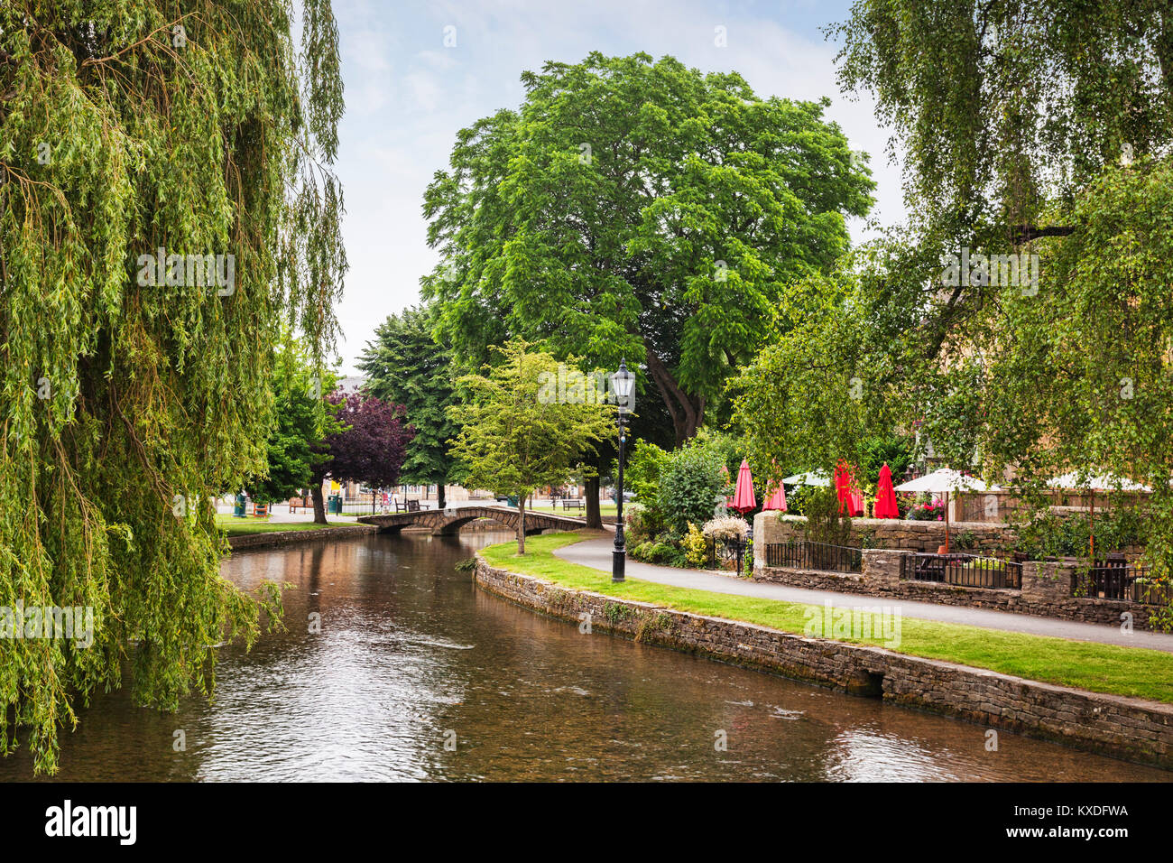 La rivière Windrush serpentant à travers le village de Cotswold Bourton-on-the-water, Gloucestershire, Angleterre Banque D'Images