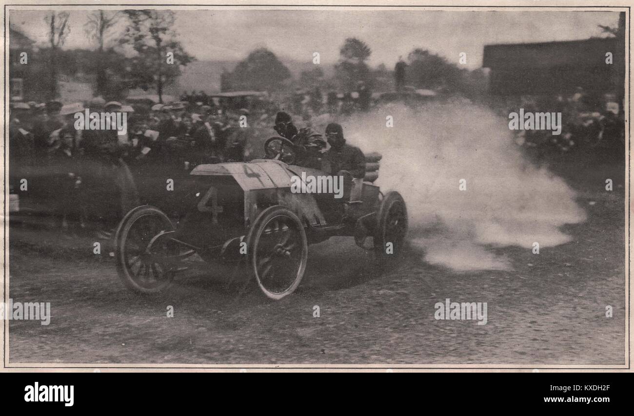 Lancia, sur sa 120-Horse-Power fiat, patinage sur le dernier virage de l'épingle. La voiture italienne a terminé deuxième en 4 heures, 53 … Banque D'Images