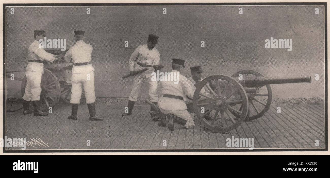 Japonais, 3 pouces domaine Naval Gun en action. Limber détaché et munitions d'être transféré à Gun Banque D'Images