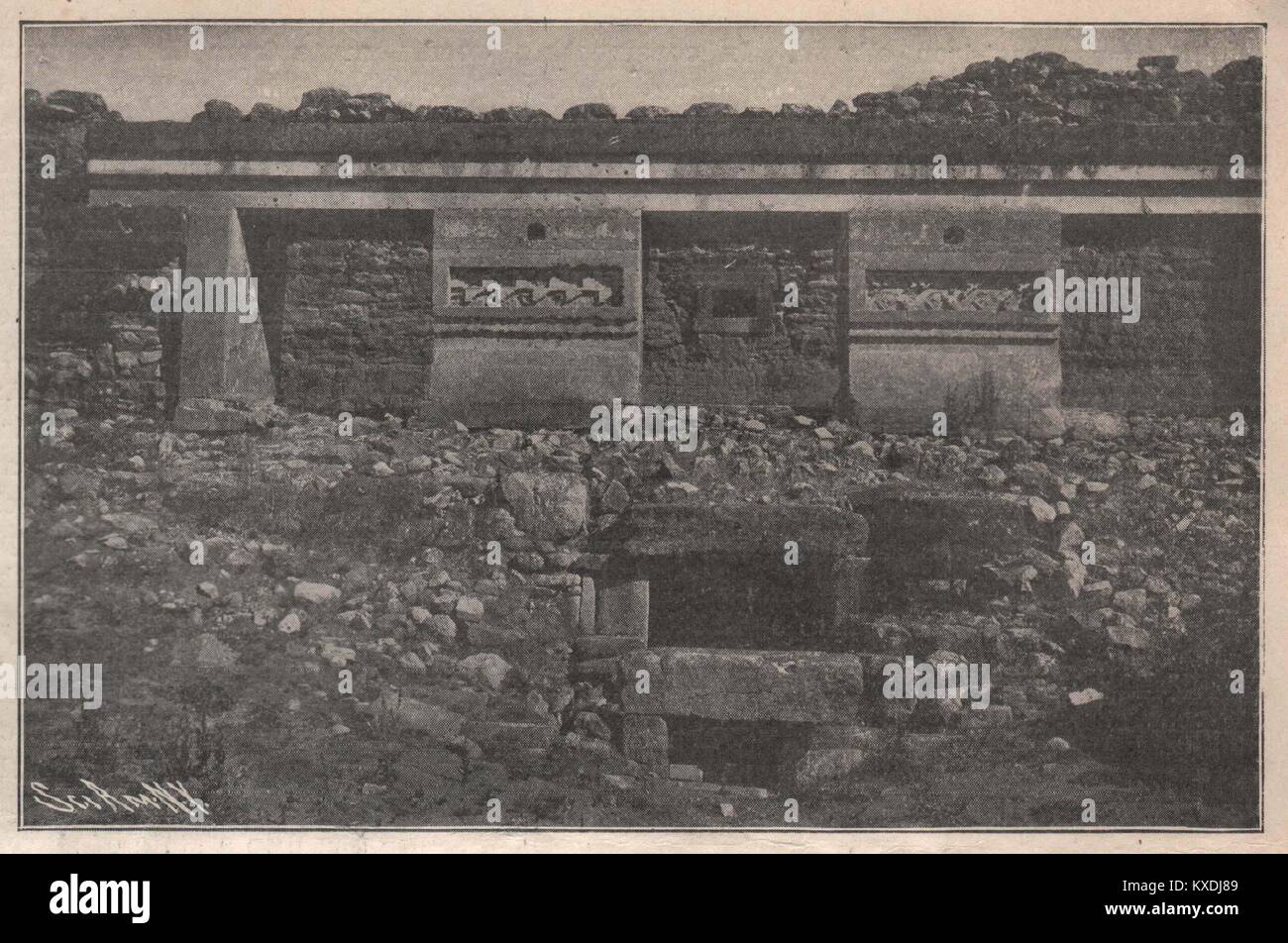 Façade du temple à Mitla. Ci-dessous apparaît l'ouverture obstruée menant au chambres souterraines Banque D'Images