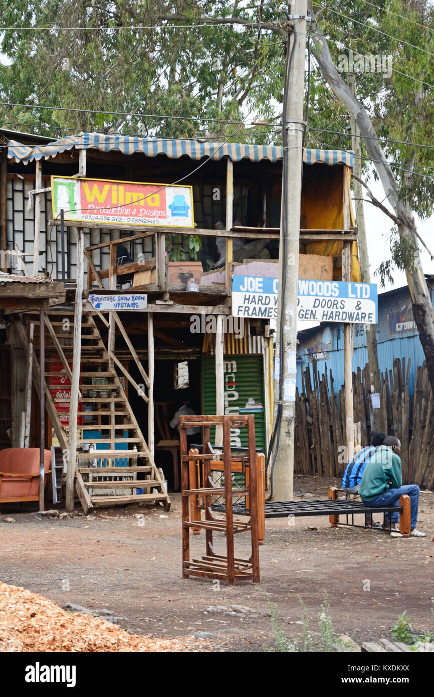 Atelier de meubles, avec deux hommes assis à l'extérieur Banque D'Images