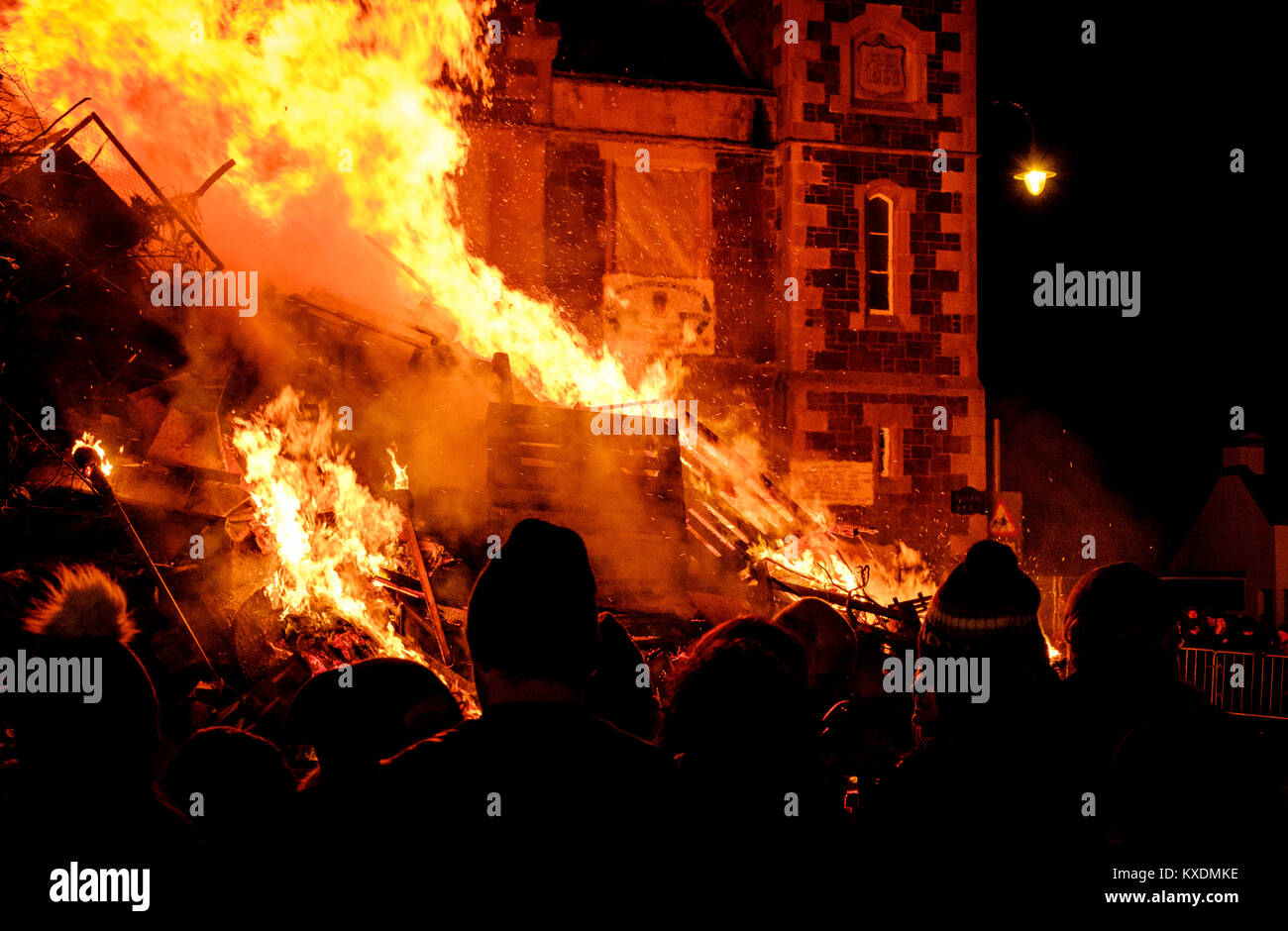 Biggar, South Lanarkshire, en Écosse. Le spectaculaire feu hogmanay dans la High Street. Banque D'Images